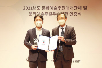 윤지환(왼쪽) 롯데홈쇼핑 마케팅부문장, 윤성천 문화체육관광부 예술정책관. [롯데홈쇼핑 제공]
