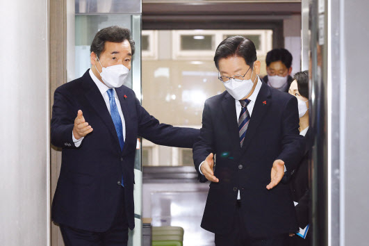 이재명(오른쪽) 더불어민주당 대선후보와 이낙연 공동위원장이 27일 오전 서울 여의도 당사에서 열린 국가비전·국민통합위원회 출범식에 참석하고 있다. 이상섭 기자