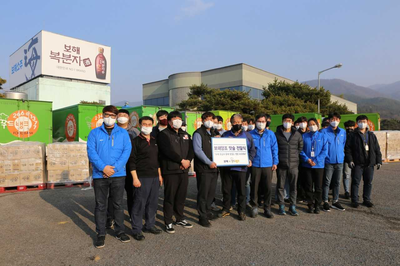 보해양조가 연말을 맞아 어려운 이웃들에게 희망을 전하고자 요리용 맛술을 기부했다.