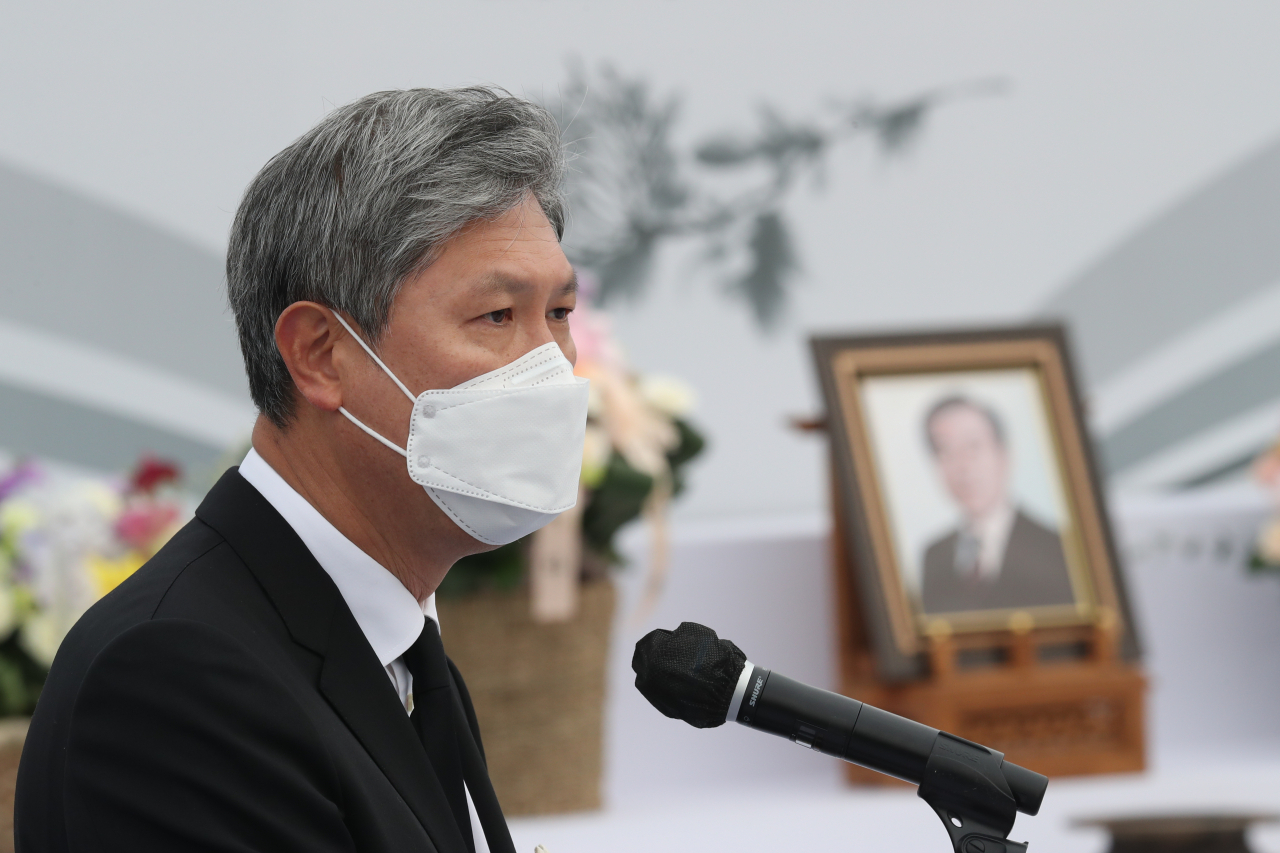 지난해 12월 9일 경기도 파주시 동화경모공원에서 열린 고(故) 노태우 전 대통령 국가장 안장식에서 고인의 아들 노재헌 변호사가 유족을 대표해 조문객들에게 인사말하고 있다. [연합]