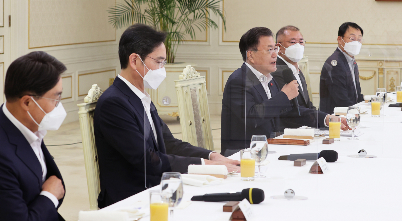 문재인 대통령이 27일 청와대에서 열린 '청년희망 온(ON) 참여기업 대표 초청 오찬 간담회'에 참석, 발언하고 있다. 연합뉴스