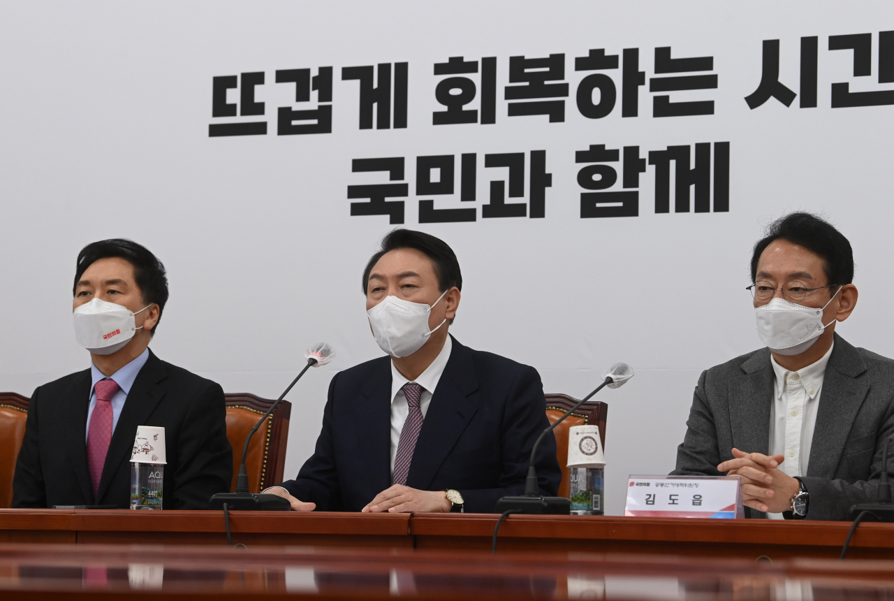 윤석열 국민의힘 대선 후보가 27일 오전 서울 여의도 국회에서 열린 코로나19 극복을 위한 비상대책회의에서 발언하고 있다. [헤럴드경제=이상섭 기자]