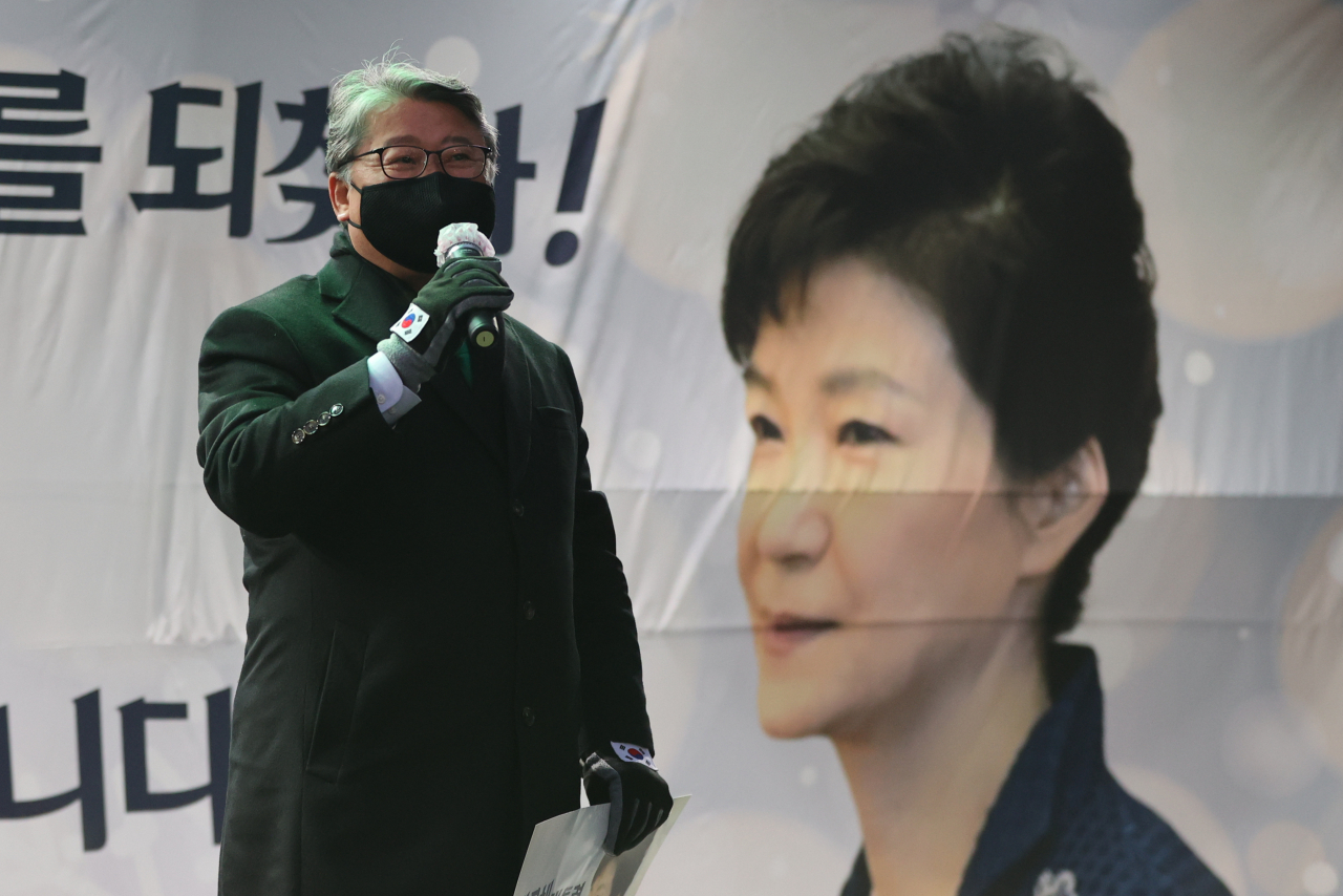 박근혜 전 대통령의 특별사면이 결정된 지난 24일 박 전 대통령이 입원 중인 서울 강남구 일원동 삼성서울병원 앞에서 우리공화당 주최로 열린 쾌유 기원 집회에서 조원진 대표가 발언하고 있다. [연합]