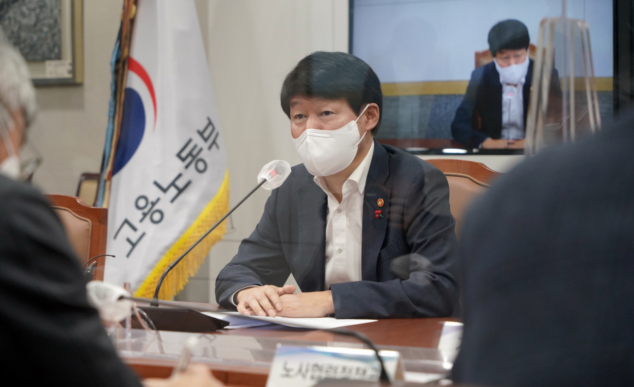 27일 정부세종청사에서 ‘확대 정책점검회의’를 주재하고 있는 안경덕 고용노동부 장관. [고용노동부 제공]