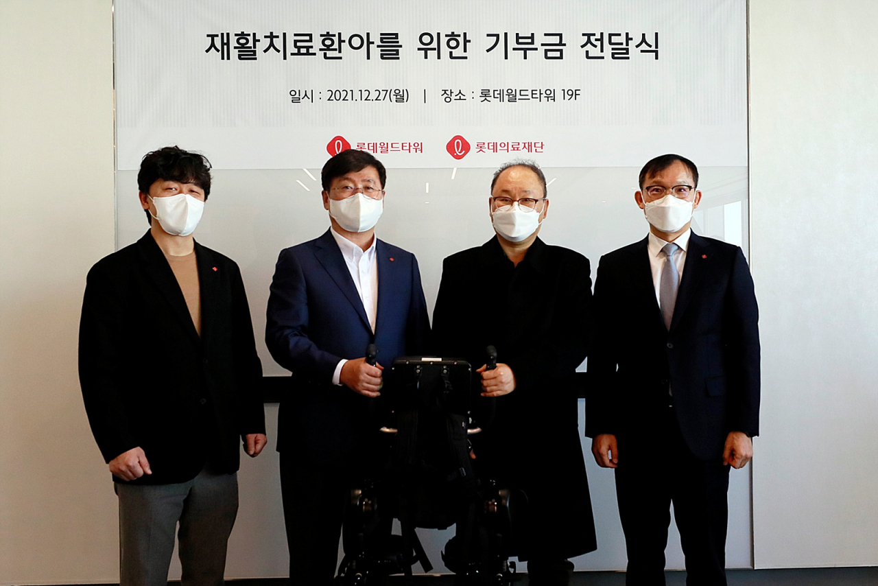 롯데월드타워는 27일 보바스어린이의원 로봇보행치료 사업에 동참하는 기부 전달식을 갖고 약 1억원 이상 상당의 웨어러블 보행로봇을 전달했다. 이날 서울 송파구 롯데월드타워에서 열린 전달식에는 류제돈 롯데물산 대표(가운데 왼쪽)와 윤연중 보바스어린이의원장(가운데 오른쪽) 등이 참석했다.[롯데물산 제공]