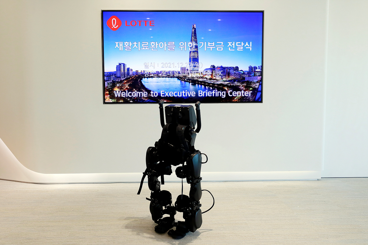 웨어러블 보행로봇 이미지.[롯데물산 제공]