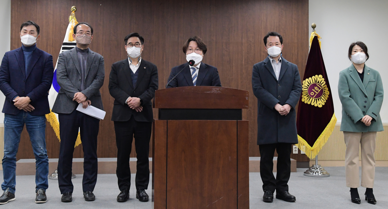 김호평 서울시의회 예산결산특별위원회 위원장이 23일 서울 중구 시의회에서 열린 ‘서울시 내년도 예산안 관련 긴급 기자설명회’에서 서울시를 비판하고 있다. [서울시의회 제공]
