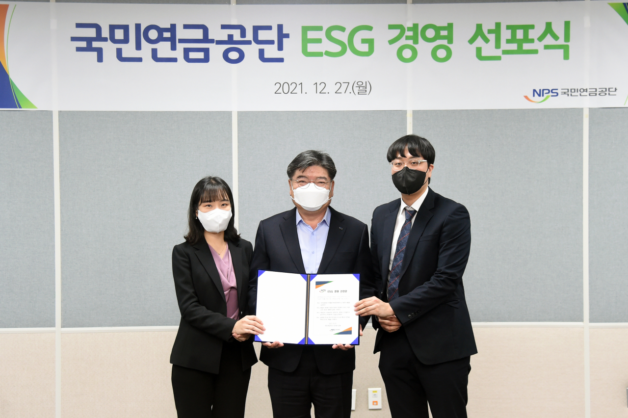 27일 전주 공단본부에서 개최한 ‘ESG 경영 선포식’에서 김용진 이사장(가운데)이 기념 촬영을 하고 있다. [국민연금공단 제공]