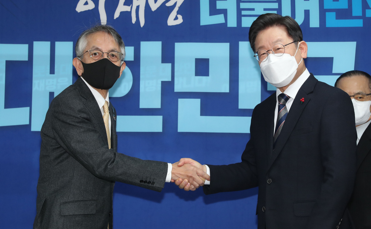 더불어민주당 이재명 대선 후보가 27일 서울 여의도 당사에서 아이보시 고이치 주한일본대사를 접견, 악수하고 있다. [국회사진기자단]