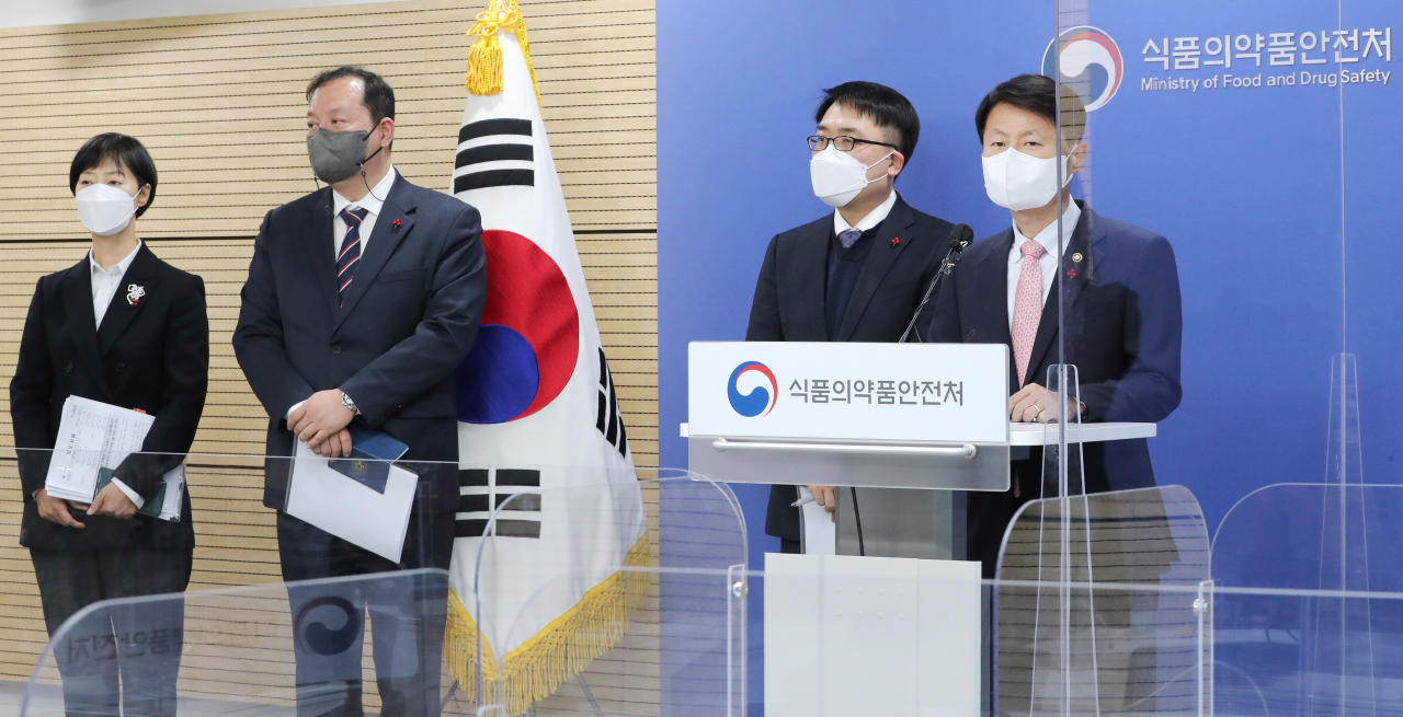 김강립 식품의약품안전처장이 27일 오후 충북 청주시 식약처 브리핑룸에서 열린 미국 화이자사가 개발한 먹는 코로나19 치료제 '팍스로비드' 긴급 사용 승인과 관련한 브리핑을 마친 뒤 취재진의 질문에 답변하고 있다. 왼쪽부터 박윤주 의약품심사부장, 강석연 의약품안전국장, 최원석 고려대 안산병원 감염내과 교수, 김강립 처장. [연합]