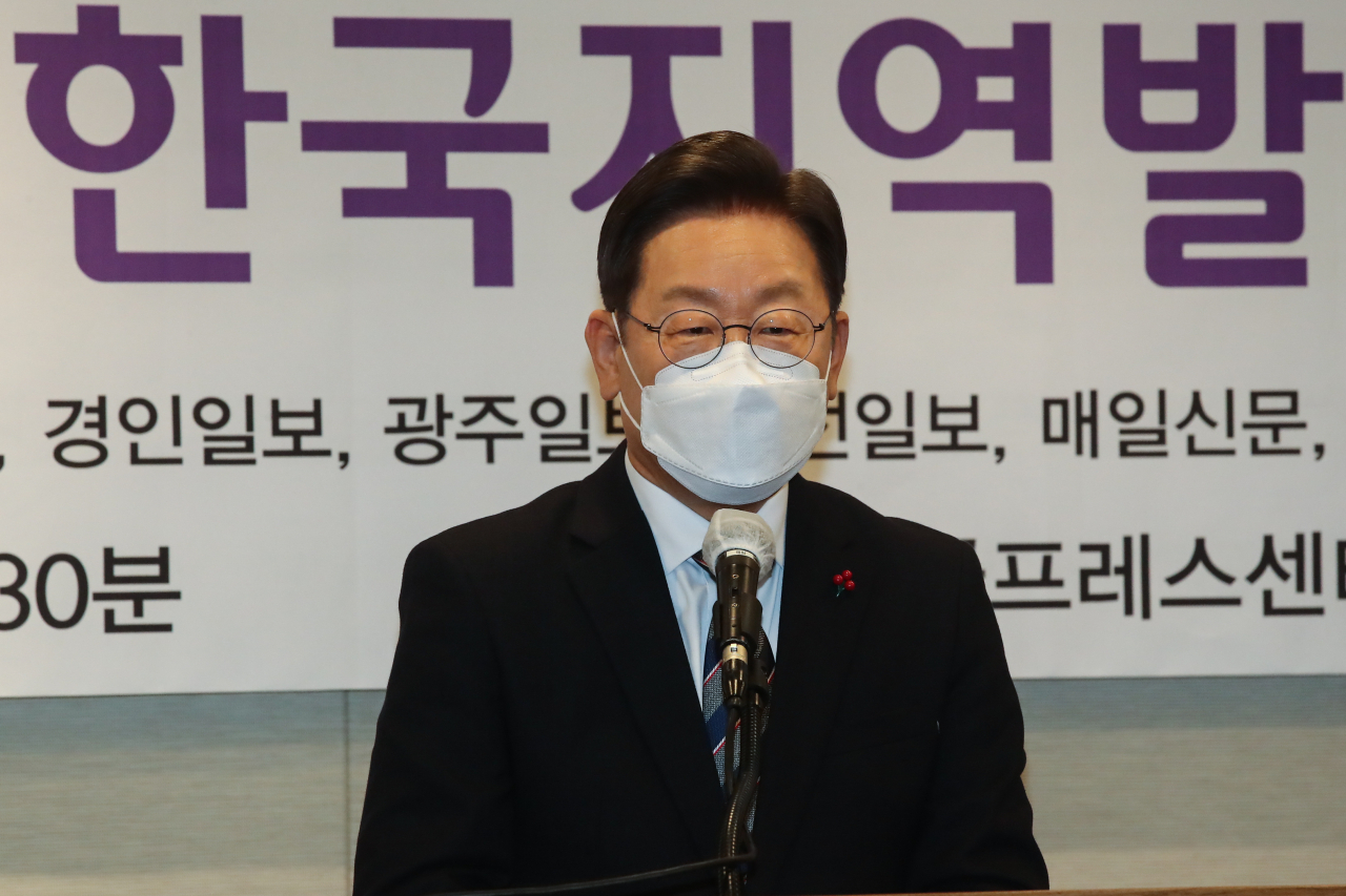 더불어민주당 이재명 대선 후보가 27일 오후 서울 중구 프레스센터에서 한국지방신문협회 주최로 열린 지방자치대상 및 한국지역발전대상 시상식에 참석해 축사를 하고 있다. [연합]