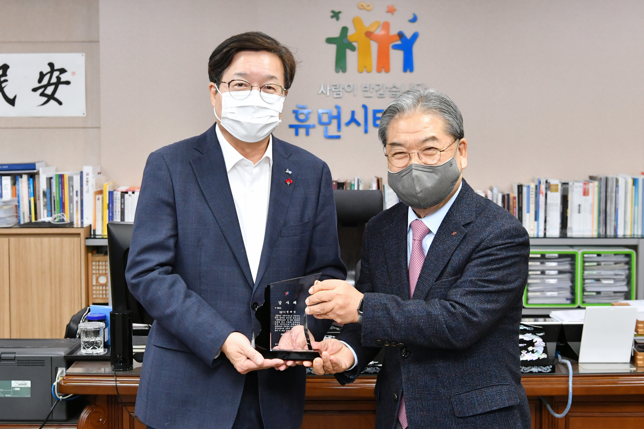 염태영 수원시장(왼쪽)과 이재정 경기교육감(오른쪽)