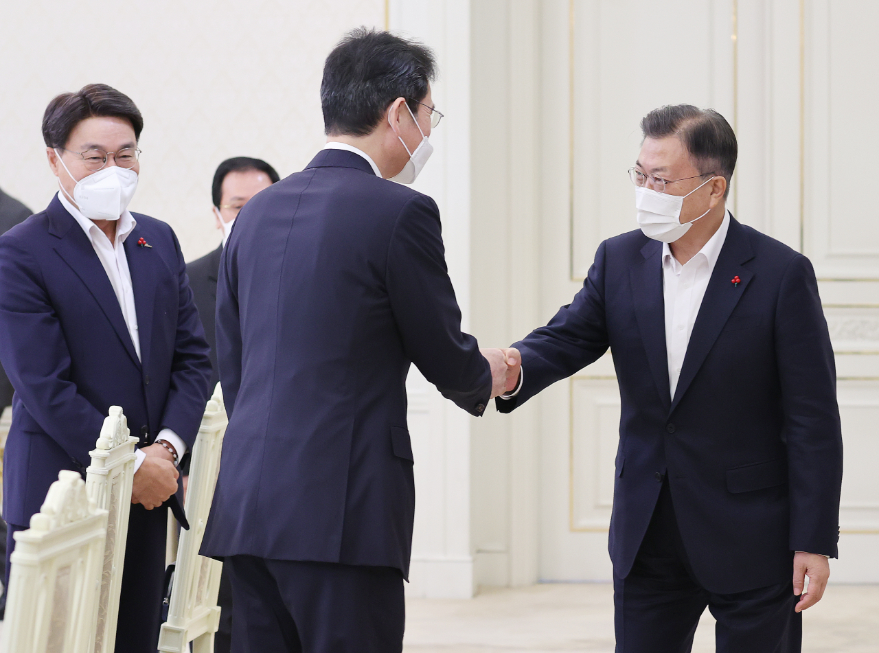 문재인 대통령이 27일 청와대에서 열린 '청년희망 온(ON) 참여기업 대표 초청 오찬 간담회'에 참석, 이재용 삼성전자 부회장과 인사하고 있다. 연합뉴스