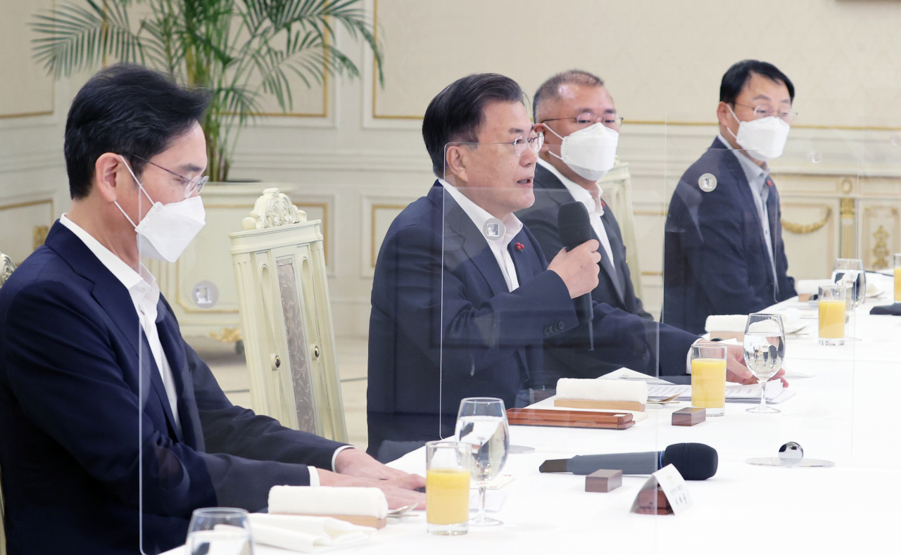 문재인 대통령이 27일 청와대에서 열린 '청년희망 온(ON) 참여기업 대표 초청 오찬 간담회'에 참석, 발언하고 있다. (왼쪽부터)이재용 삼성전자 부회장, 문재인 대통령, 정의선 현대차그룹 회장, 구현모 KT 회장. [연합]
