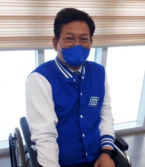 민주당 이재명 대선 후보 전남도당 선대위 출범식 참석차 27일 오후 전남 장흥에 온 송영길 대표가 발목 부상을 당해 몸이 불편함에도 휠체어에 앉아 헤럴드경제 기자와 단독 인터뷰를 갖고 있다. /박대성 기자.