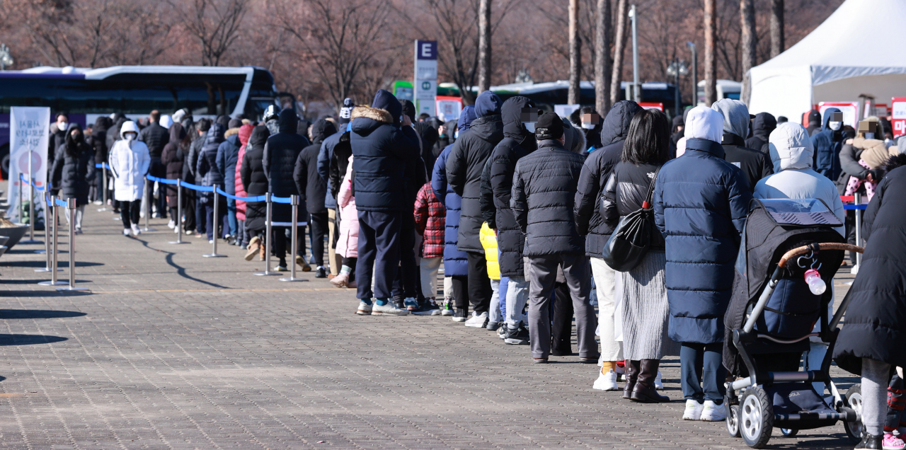 지난 26일 오후 서울 마포구 월드컵공원에 마련된 서울시 코로나19 검사소에서 시민들이 검사 순서를 기다리고 있다. [연합]