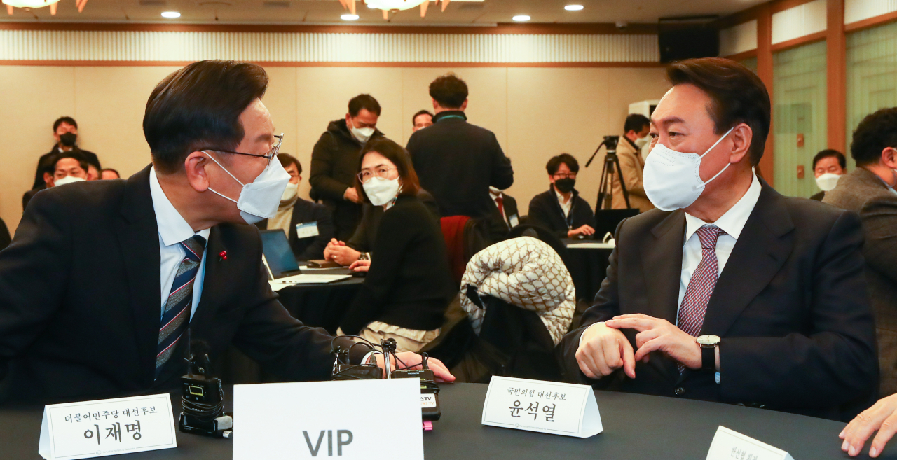 더불어민주당 이재명 대선 후보와 국민의힘 윤석열 대선 후보가 27일 오후 서울 중구 프레스센터에서 한국지방신문협회 주최로 열린 지방자치대상 및 한국지역발전대상 시상식에 참석해 대화를 나누고 있다. 연합뉴스