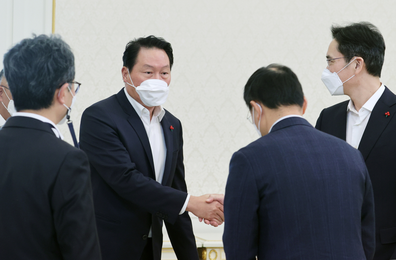 최태원 SK주식회사 회장과 이재용 삼성전자 부회장, 구현모 KT 대표이사 등이 27일 청와대에서 열린 '청년희망 온(ON) 참여기업 대표 초청 오찬 간담회'에 참석, 인사하고 있다. [연합]