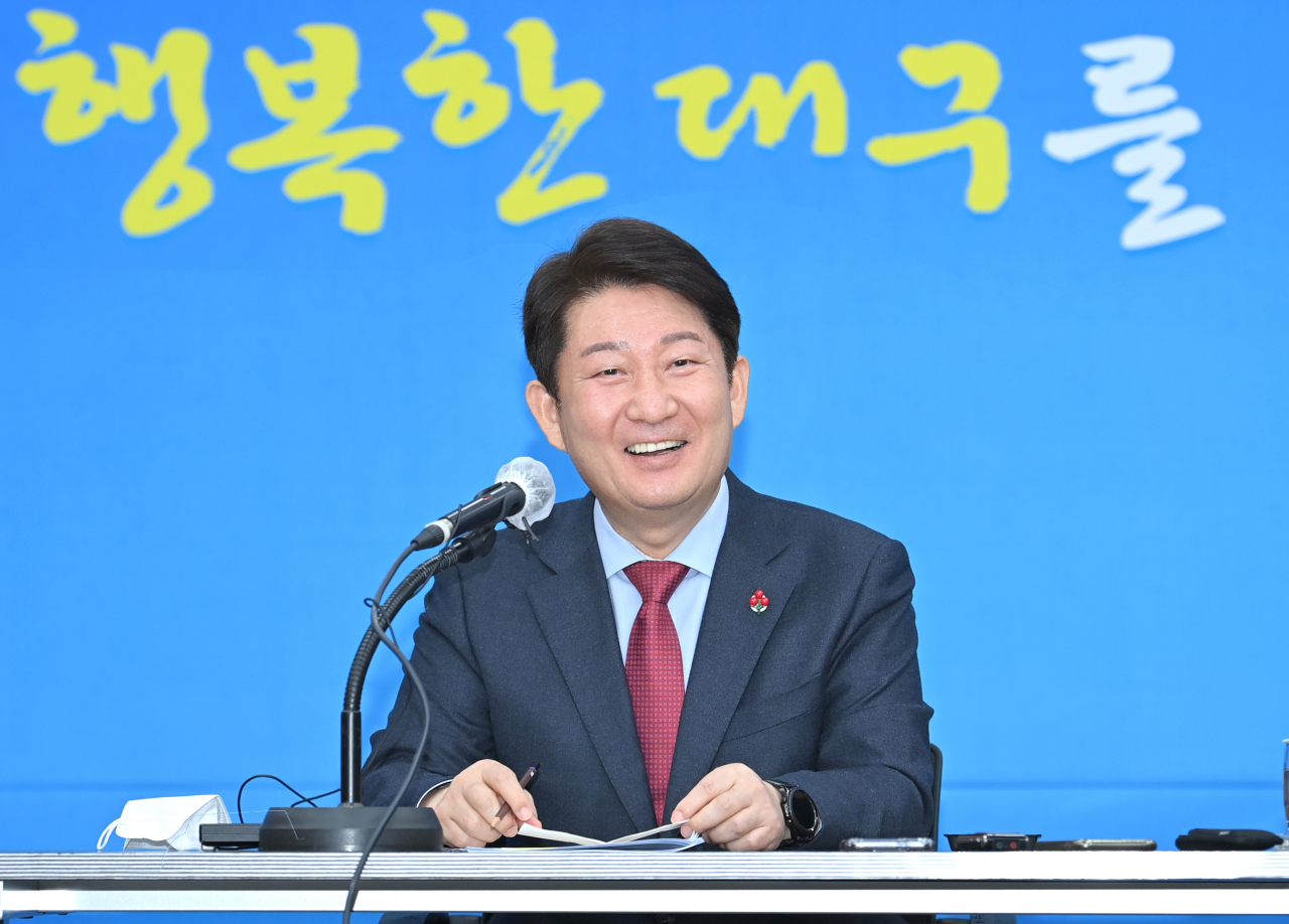 권영진 대구시장이 27일 시청에서 송년 기자회견을 열고 있다.[대구시 제공]