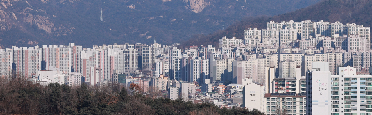주택도시보증공사(HUG)는 전세금안심대출보증 가입 요건인 전세보증금의 기준을 내년 1월 3일부터 수도권 7억원, 비수도권 5억원으로 각각 상향 조정한다고 27일 밝혔다. 사진은 26일 오후 서울 마포구에서 바라본 은평구와 서대문구 일대 아파트 단지 모습. [연합]