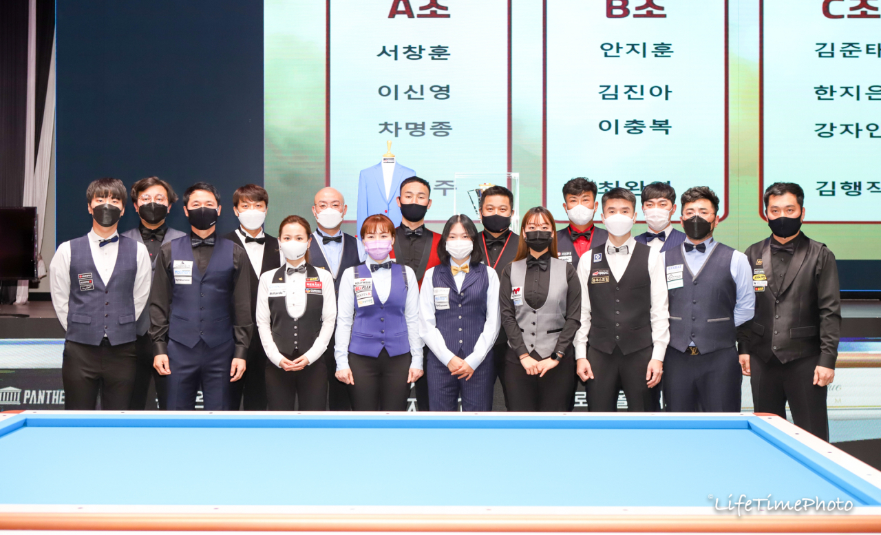 조추첨을 한 후 선수들이 기념촬영하고 있다. [대한당구연맹 제공]