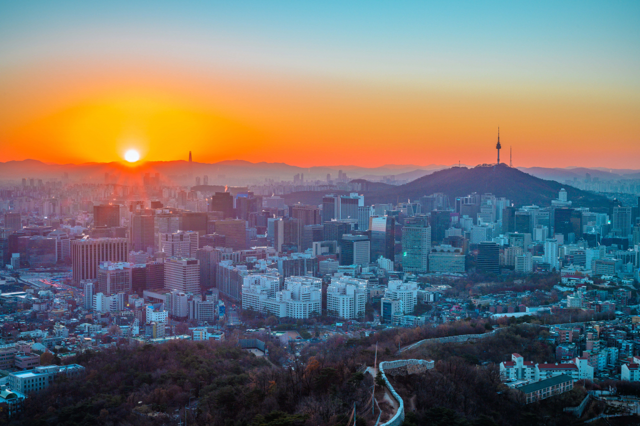 인왕산 범바위에 맞는 아침 햇살