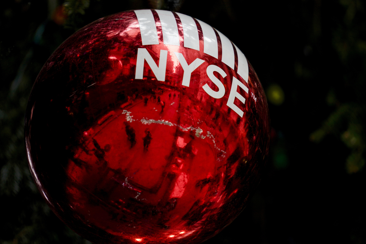 뉴욕 증권거래소 건물 밖 대형 크리스마스 트리에 뉴욕증권거래소(NYSE)라고 적힌 장식 볼이 걸려 있다. 27일(현지시간) S&P 500 지수는 1.38% 오르며 또 한번 사상 최고 기록을 갈아 치웠다. [AP]