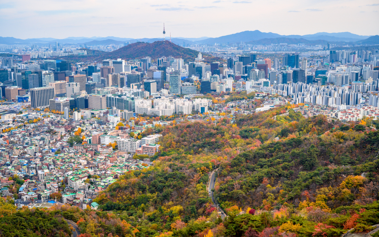 서울 인왕산에서 본 남산과 서울 도심 전경