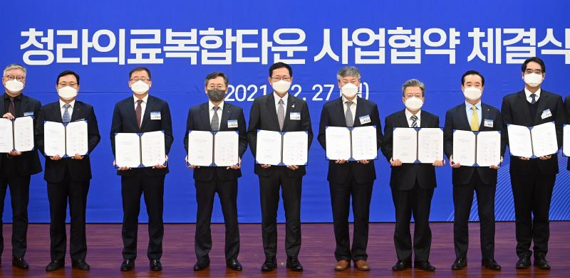 지난 27일 인천 서구 인천로봇랜드에서 열린 '청라의료복합타운 사업협약 체결식'을 마치고 기념촬영을 하고 있다. 〈사진 왼쪽 네번째부터 박성호 하나은행 행장, 박남춘 인천시장, 박승일 서울아산병원 원장, 이원재 인천경제자유구역 청장〉