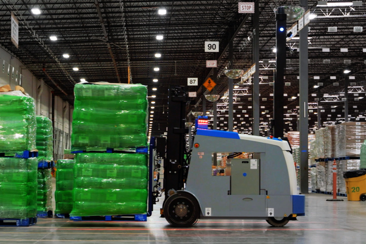 미국 텍사스에 위치한 CJ 로지스틱스 아메리카 물류센터에서 테스트 중인 ATL(Autonomous Truck Loader·자율주행 트럭 로더). [CJ대한통운 제공]