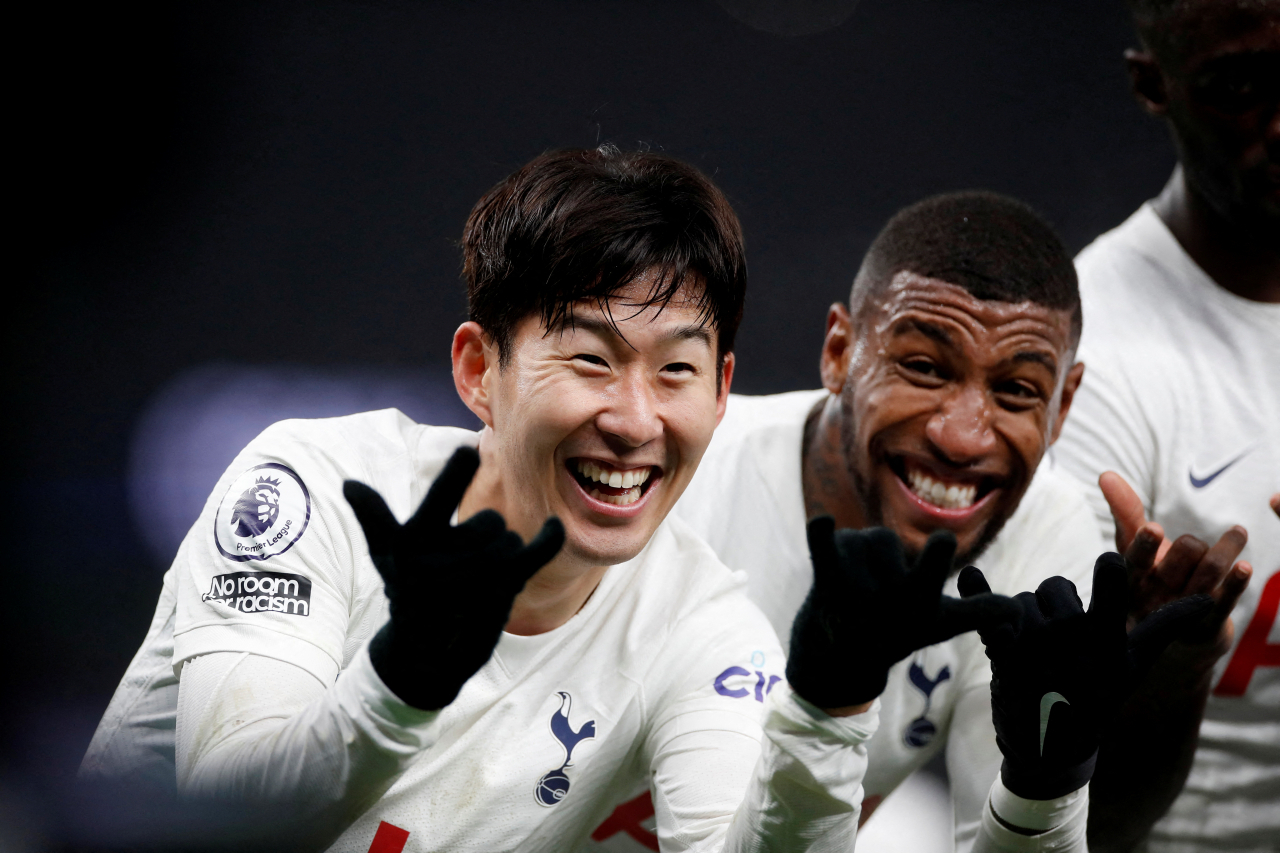 손흥민이 27일 크리스털 팰리스전서 쐐기골을 넣은 뒤 동료들과 스파이더맨 세리머니를 하는 모습. [로이터]