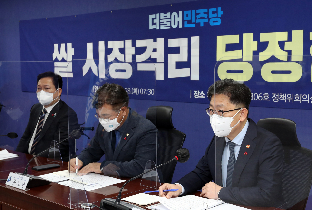 김현수 농림축산식품부 장관이 28일 오전 서울 여의도 국회 의원회관에서 열린 쌀 시장 격리 당정협의에서 발언하고 있다. 이번 협의에서 당정은 쌀값 안정을 위해 내년 1월 중 20만t의 쌀을 매입해 시장에서 격리하기로 했다. [연합]