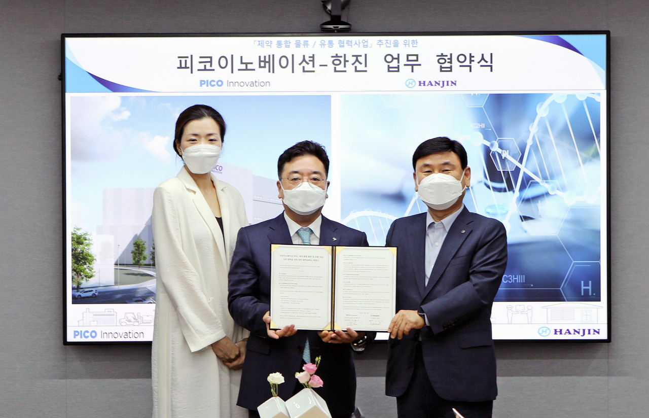 한진과 피코이노베이션이 국내 의약품 통합 물류 사업 협력을 위한 업무협약을 체결했다. 왼쪽부터 조현민 한진 미래성장전략 및 마케팅 총괄 부사장, 조용준 피코이노베이션 대표이사, 노삼석 한진 사업총괄 대표이사. [한진 제공]