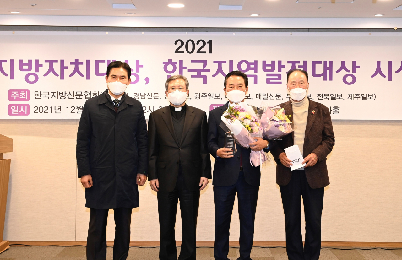 김문오 달성군수(오른쪽 두번째)가 지난 27일 한국지방자치대상 기초단체장 부문을 수상한 뒤 관계자들과 기념 촬영을 하고 있다.[달성군 제공]