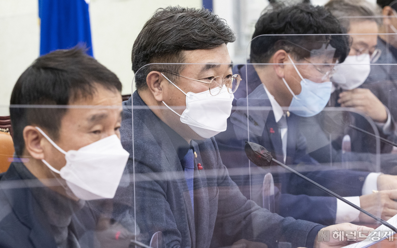[헤럴드경제=이상섭 기자] 28일 국회 더불어민주당 원내대표회의실에서 열린 원내대책회의에서 윤호중 원내대표가 모두 발언을 하고 있다.
