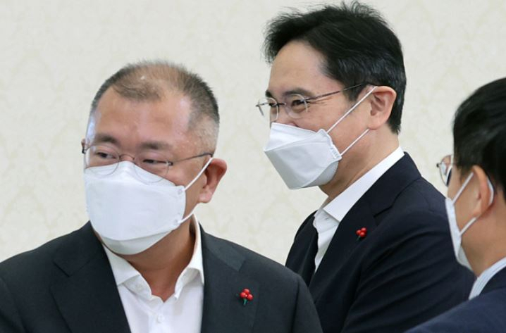 정의선(왼쪽) 현대자동차그룹 회장과 이재용 삼성전자 부회장이 27일 청와대에서 열린 ‘청년기업 희망 온(ON)’ 참여 기업 대표 초청회에 참석하고 있다.[연합]