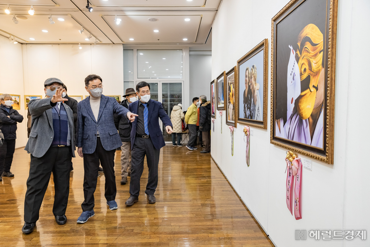 김선갑 광진구청장이 지난 27일 미소사진전을 관람하고 있다.[광진구]