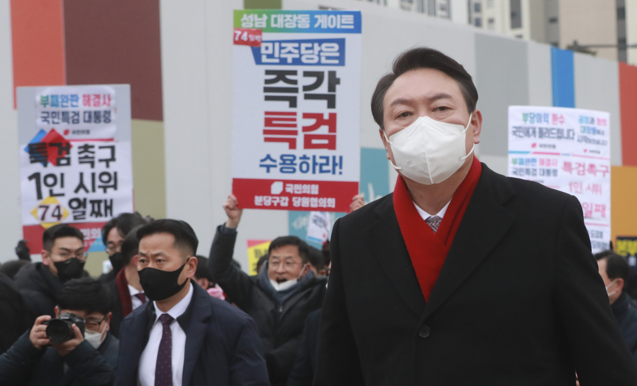 윤석열 국민의힘 대선 후보가 27일 오후 경기 성남 분당구 대장동 현장을 방문해 특검 수사를 촉구하는 기자회견을 하고 있다. [국회사진기자단]