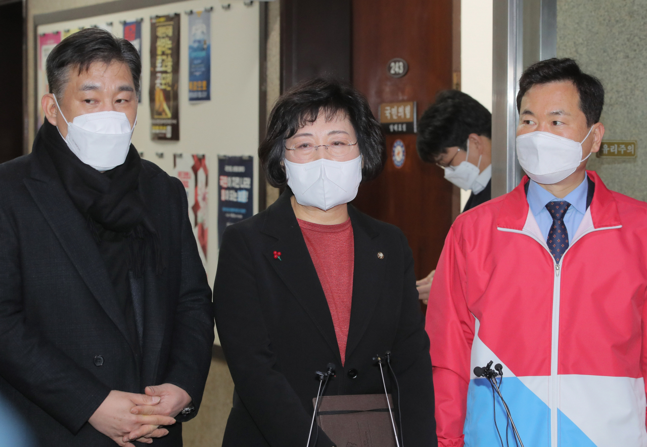28일 오전 국회에서 국민의힘 이준석 대표 면담을 마친 당 초선 의원 간사인 정경희 의원이 취재진의 질문에 답하고 있다. 왼쪽부터 최승재· 정경희·김승수 의원. [헤럴드경제=이상섭 기자]