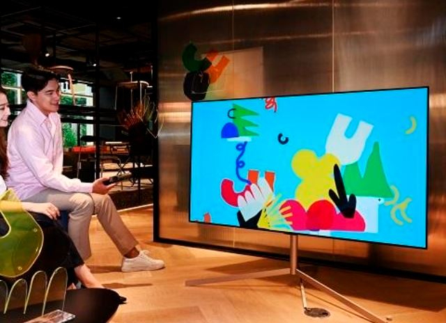 LG전자 모델들이 아트 오브제와 함께 연출돼 있는 LG 올레드 에보를 살펴보고 있다.[LG전자 제공]
