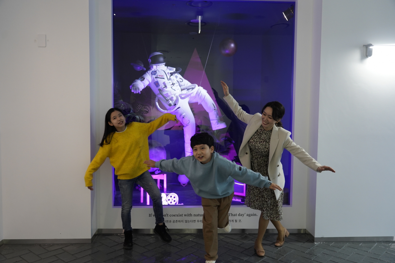 루카치키에서 관람객들이 로봇을 체험하고 있다.[루카치키 제공]
