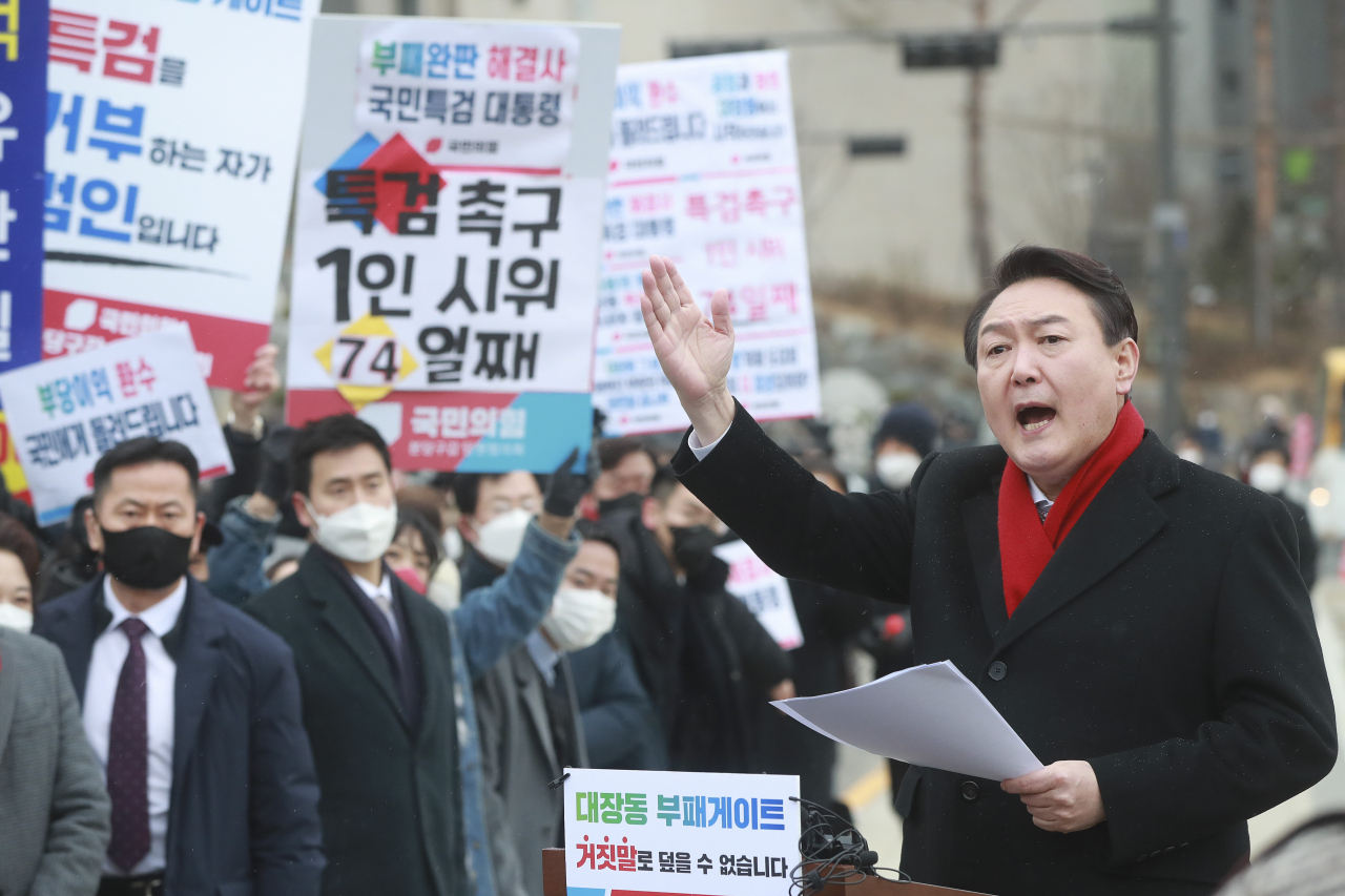 윤석열 국민의힘 대선 후보가 27일 오후 경기 성남 분당구 대장동 현장을 방문해 특검 수사를 촉구하는 기자회견을 하고 있다. [국회사진기자단]