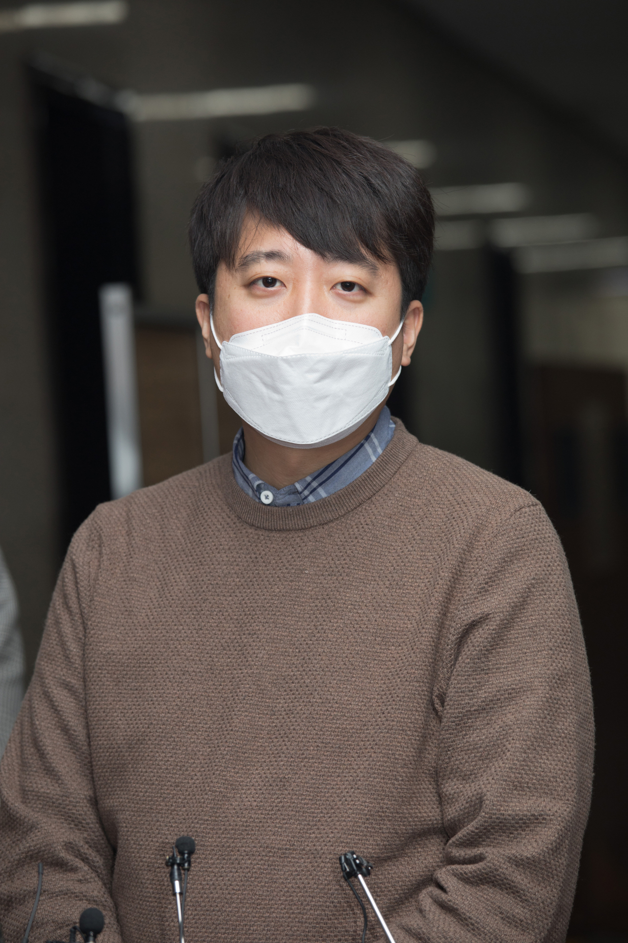 이준석 국민의힘 대표가 24일 국회 당대표실 앞에서 박근혜 전 대통령 특별사면에 대한 입장을 밝히고 있다. [헤럴드경제=이상섭 기자]