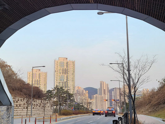 지난해 전국 아파트값 상승률 1위였던 세종시가 올해 전국에서 유일하게 아파트값이 떨어진 지역으로 전락했다. 매수세가 실종되면서 가격을 크게 낮춘 매물들만 간신히 거래가 되는 양상이다. 사진은 도담동의 아파트 단지 밀집지역의 모습. [헤럴드경제DB]