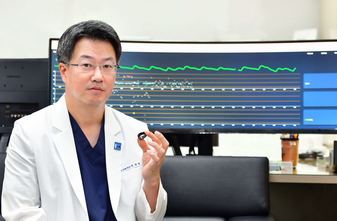 일산병원 순환기내과 오성진 교수가 스카이랩스의 반지형 웨어러블 의료기기에 대해 설명하고 있다. [스카이랩스 제공]