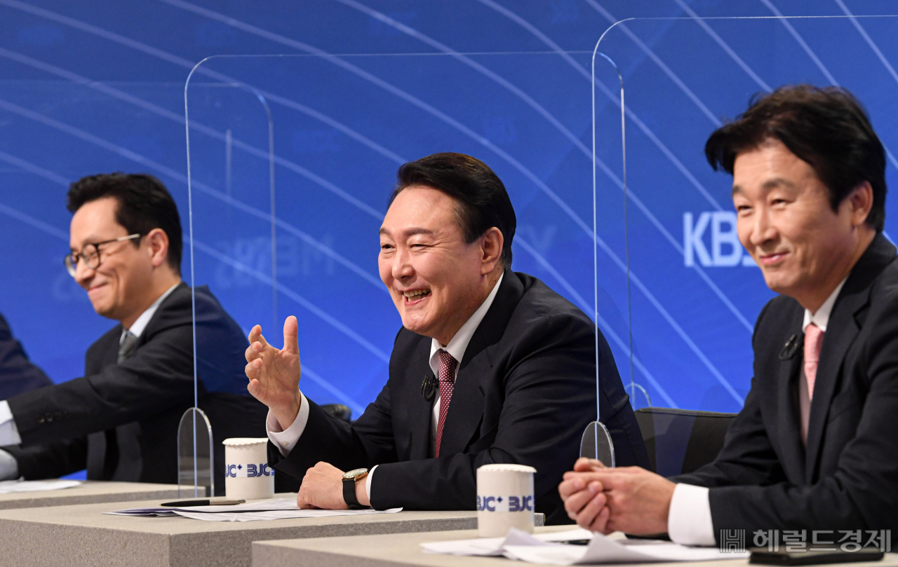 [헤럴드경제=이상섭 기자] 윤석열 국민의힘 대선 후보가 28일 서울 양천구 한국방송회관에서 열린 한국방송기자클럽 초청 토론회를 앞두고 진행자들과 대화를 나누고 있다.