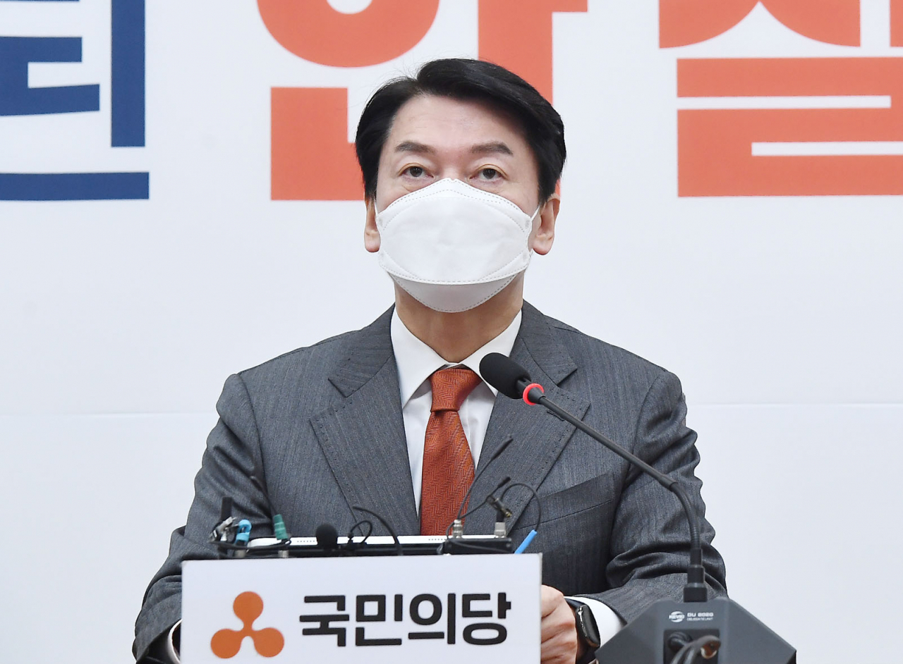 안철수 국민의당 대선후보가 19일 서울 여의도 국회에서 '대선시국에 대한 긴급제안 기자회견'을 하고 있다. 이상섭 기자