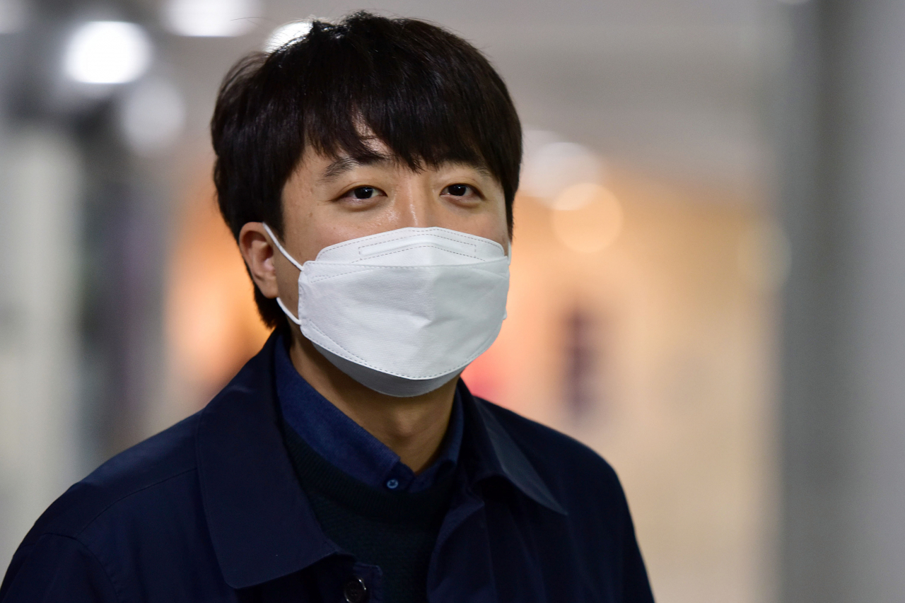 이준석 국민의힘 대표가 28일 국회 의원회관에서 열린 지역균형발전 모색 정책토론회를 마친 뒤 취재진의 질문을 듣고 있다. [헤럴드경제=이상섭 기자]