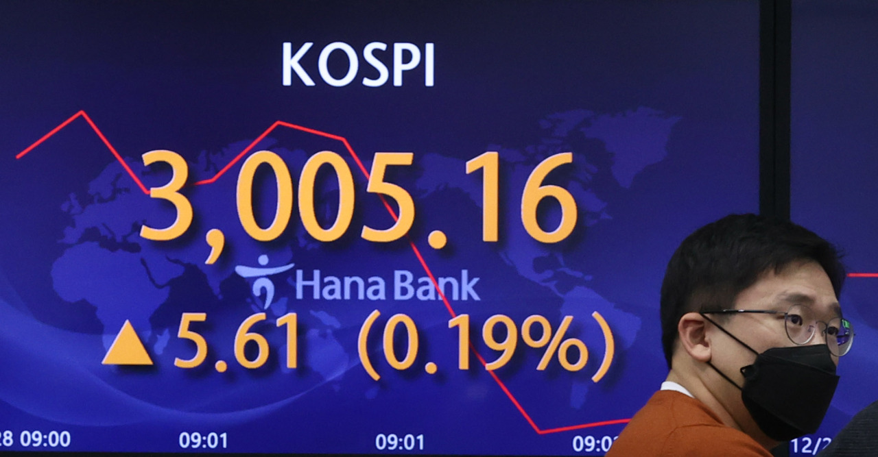 An electronic board at Hana Bank's dealing room in central Seoul shows the Kospi price on Tuesday. (Yonhap)