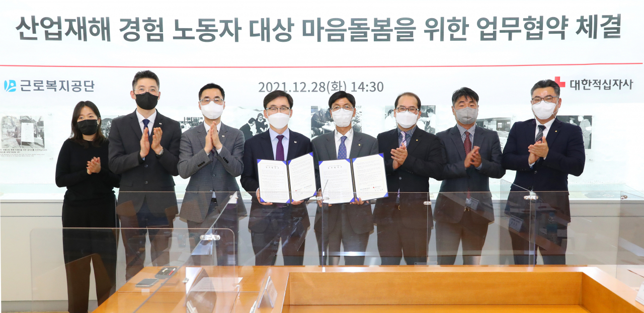 근로복지공단 김영준 급여재활이사(왼쪽 다섯번째)가 대한적십자사와 28일 ‘산재노동자 마음 돌봄을 위한 업무협약’을 체결한 후 기념사진을 촬영하고 있다.